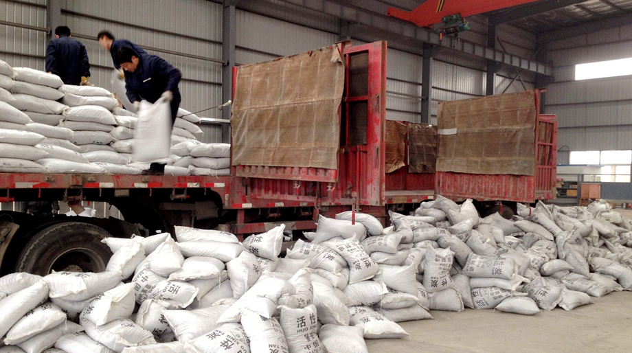 椰殼活性炭裝車.jpg 椰殼活性炭裝車.jpg